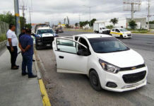 Policía Estatal detuvo a tres hombres y aseguró un radio de frecuencia.
