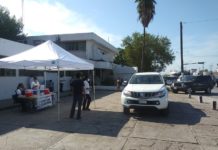 Saturan automovilistas Drive Thru de vacunación de influenza