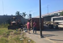 Vuelca tráiler con toneladas de basura debajo del distribuidor vial del Barquito