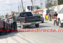 Vuelca unidad en concurrida vialidad dejando daños materiales