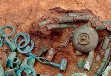 Descubren más de 150 fragmentos de una brida y un hacha de guerra de más de 2.500 años en Polonia