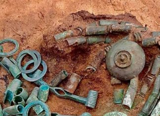 Descubren más de 150 fragmentos de una brida y un hacha de guerra de más de 2.500 años en Polonia