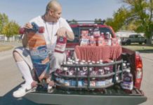 Regalan camioneta con juguitos a cholo en patineta que se hizo viral