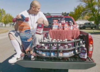 Regalan camioneta con juguitos a cholo en patineta que se hizo viral