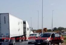 Accidente vial deja solo daños en concurrida carretera