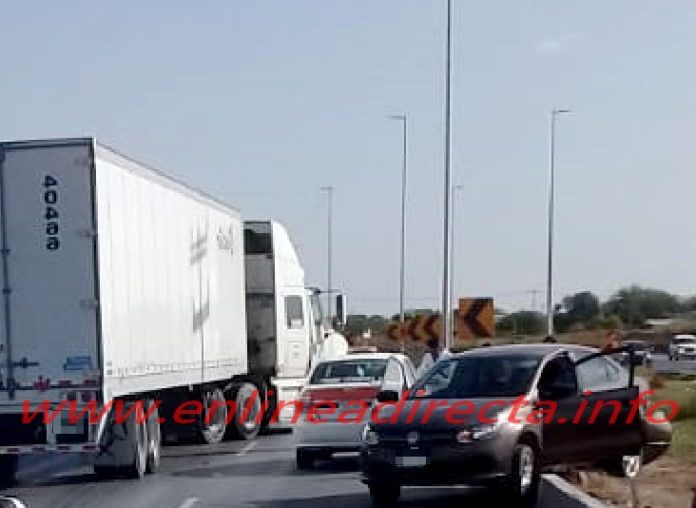 Accidente vial deja solo daños en concurrida carretera