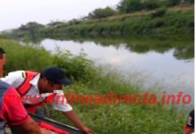 Cae unidad en canal de aguas negras y se salva conductor