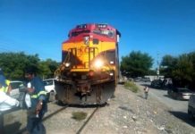 Conductora le quiso ganar al tren y se la llevo de encuentro