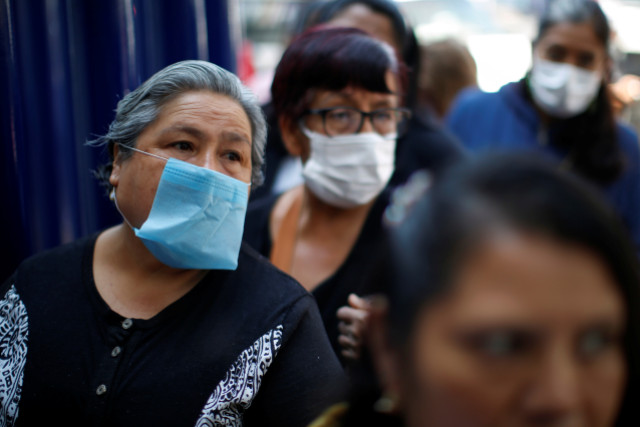 Foto de archivo. Personas que usan máscaras protectoras esperan en la fila frente al Instituto Nacional de Enfermedades Respiratorias, en Ciudad de México, donde un paciente que dio positivo por coronavirus está siendo tratado