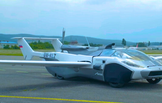 ¡Doc llamando a Marty! AirCar realiza su primer vuelo después de despegar en plena carretera