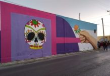 Dibujan mural para conmemorar el Día de Muertos