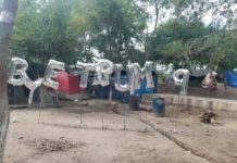 Colocan “Bye Trupm” con globos en campamento migrante