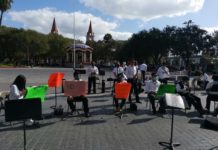Banda municipal bloqueó la avenida Sexta