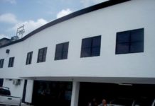 Le roban su unidad en el exterior de su vivienda