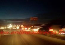 Unidad sufre accidente y queda embancada en concurrida carretera