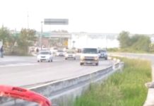 Vuelca unidad y queda atorada en dren desalinizador