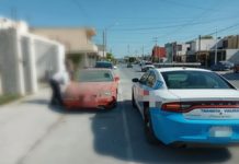 Retiran autos chatarra de la vía pública