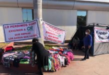 Afectadas de incendio venden ropa afuera de la CFE