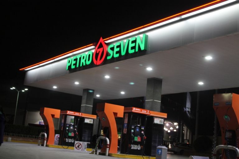 Gasolina mantiene precios a la baja