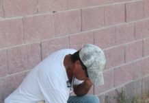 Voluntarios comparten alimento