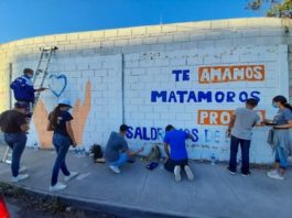 Pintan mural de aliento y mensajes positivos