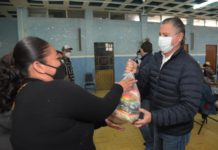 Distribuye Chucho Nader Despensas y Paquetes Alimentarios en la Víspera de la Navidad