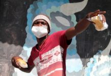 Migrantes luchan por sustento en las calles