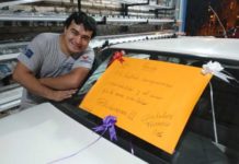 Patrón regala auto a su empleado más leal; era su sueño