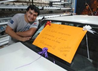 Patrón regala auto a su empleado más leal; era su sueño