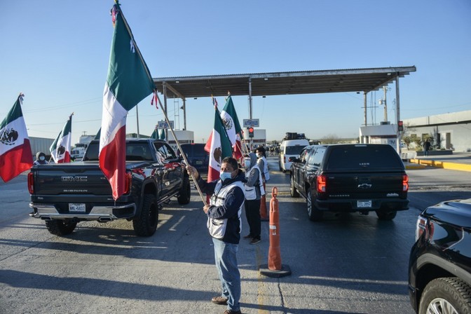 Ingresa caravana de paisanos por N. Laredo ingresaron menos que