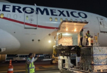 Llegan a México 5 mil litros de componente para envasar vacuna de AstraZeneca