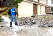 Fuga de agua es atendida por personal de COMAPA