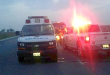 Encuentran unidad volcada en concurrida vialidad