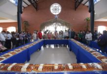Comparte Chucho Nader Tradicional Rosca de Reyes en Mercado de Tampico