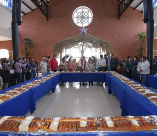 Comparte Chucho Nader Tradicional Rosca de Reyes en Mercado de Tampico
