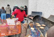 Realizan venta de hamburguesas a beneficio de Doctor del IMSS con Covid-19