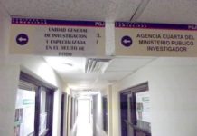 Le roban su unidad afuera de su vivienda