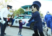 Policías estatales entregan regalos a niños y niñas de escasos recursos