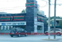 Trío de rateros amagan a empleados para asaltar tienda comercial