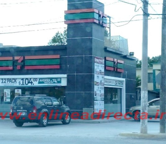 Trío de rateros amagan a empleados para asaltar tienda comercial