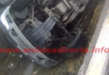 Vuelca unidad y cae en dren de aguas negras