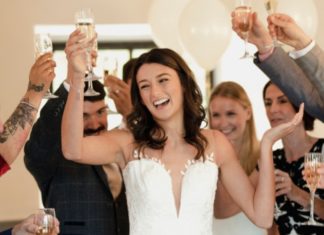 Su novio escapó en plena boda y ella se casó con un invitado