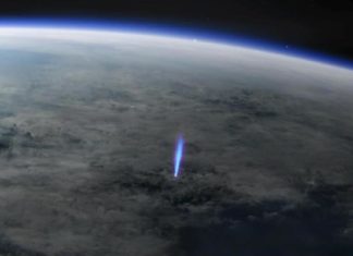 Detectan desde el espacio el origen de raros destellos azules en la atmósfera de la Tierra