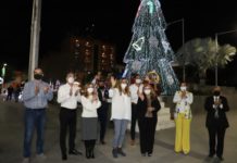 Concluye celebración navideña con apagado de pino