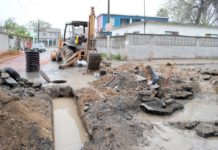 Repara COMAPA fuga de agua en zona Centro
