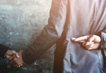 Científicos explican cómo se puede identificar a un mentiroso en base a determinados movimientos corporales