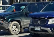 Accidente vial deja solo daños en colonia popular