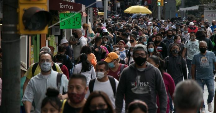 Cientos de personas recorren la calle de Pino Suárez con dirección al Zócalo capitalino a pesar de la alerta emitida por el gobierno capitalino ante el aumento de hospitalizaciones por Covid-19.