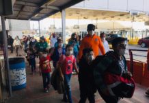 Cruzan 117 migrantes varados a Brownsville