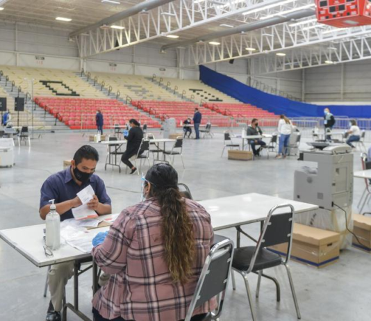 A pesar del clima reanudaron la entrega de tarjetas bancarias para becas
